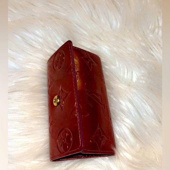 Louis Vuitton Vernis 4-ring keyholder. Measures approx 4” wide & 2.25 “ tall - Picture 1 of 8